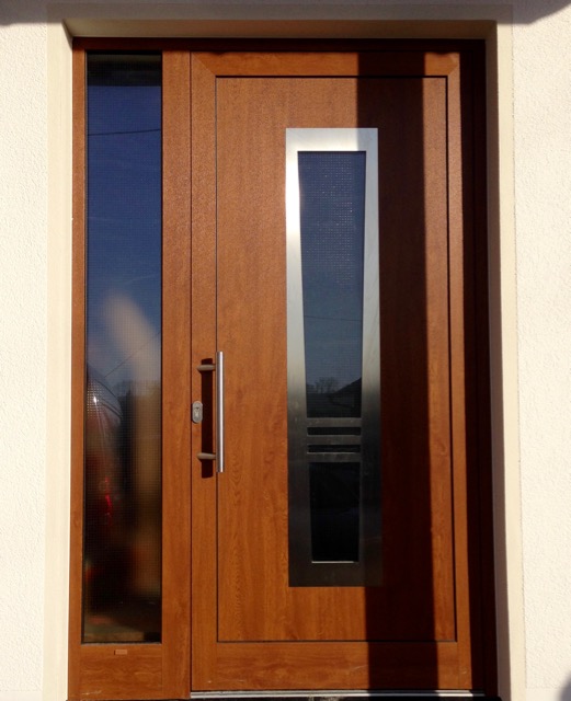 1-flüglige Eingangstür mit Seitenteil in Holzdekor Golden Oak und Edelstahl-Applikation