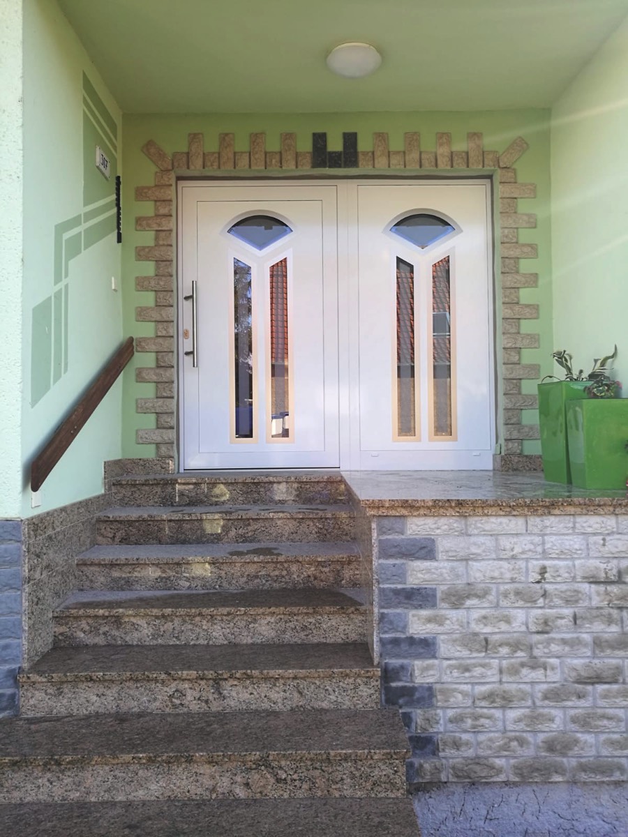 Eingangstür mit festen Seitenteil und Design-Verglasung mit Sandstrahlung