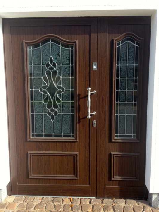 1-Flüglige Eingangstür mit festen Seitenteil in Holzdekor Mooreiche mit Bleiverglasung und motorischer 3-Fach-Verriegelung inkl. Öffnung über Fingerscanner im Türflügel integriert