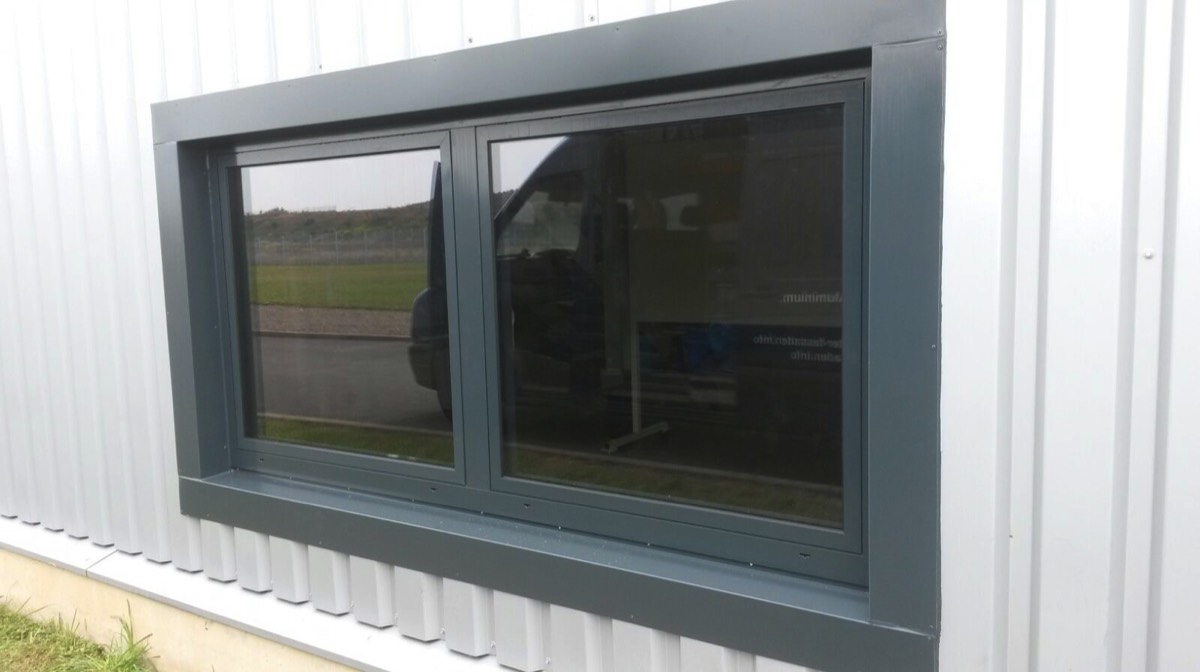 Nachträgliche Montage von Aluminiumfenstern in eine Industrie-Hallenwand aus Sandwichelementen