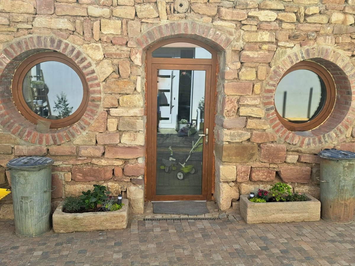 kreisrunde Kunststofffenster mit Kippfunktion + Eingangstür mit Stichbogen in "Golden Oak"