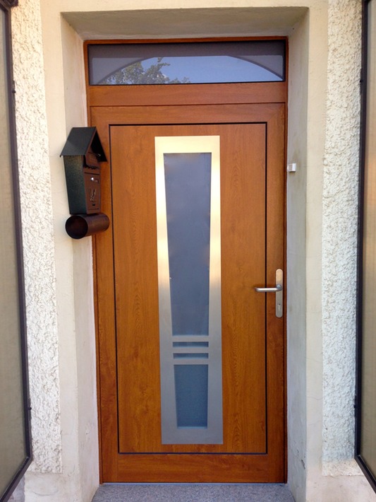1-flüglige Eingangstür mit Oberlicht in Holzdekor Golden Oak und Edelstahl-Applikation