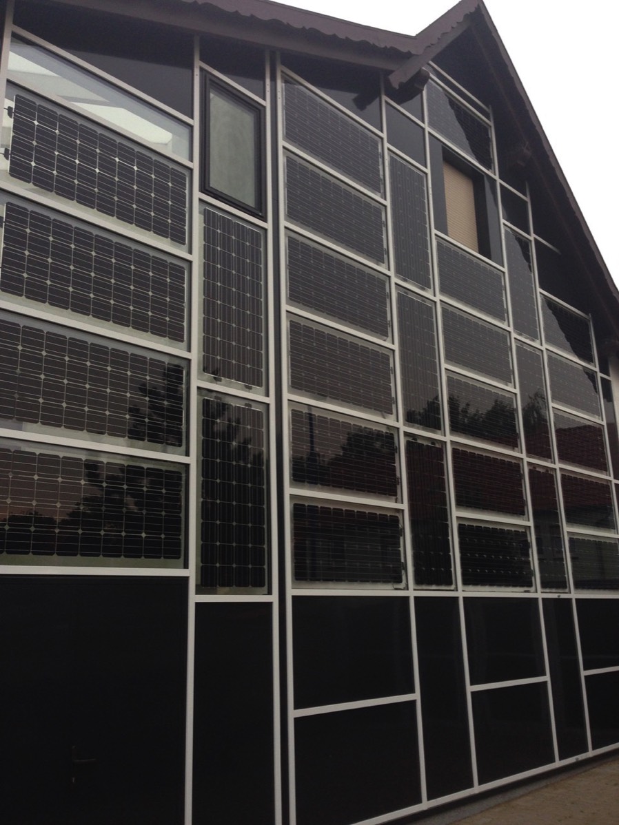 Aluminium Pfosten-Riegel-Vorhangfassade mit im Isolierglas integrierten Solar-Modulen