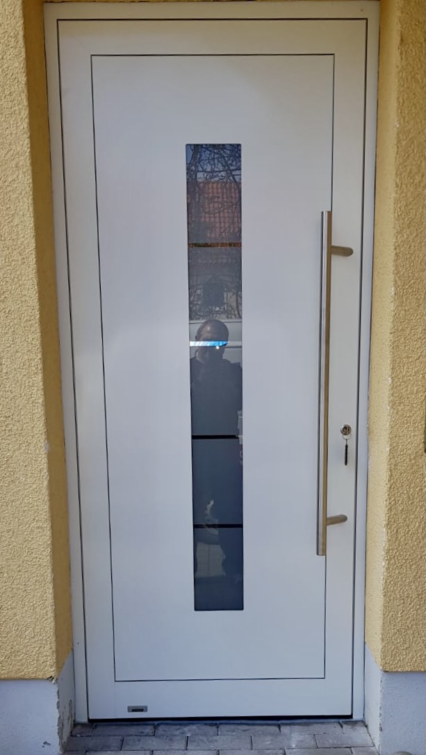Aluminium Eingangstür in Weiss RAL9016 - Glas mattiert mit klaren Streifen