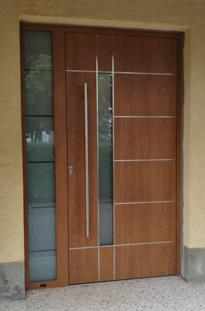 1-flg Aluminiumtür mit Seitenteil in Holzdekor Golden Oak und Edelstahl-Applikation sowie Sandstrahl-Verglasung