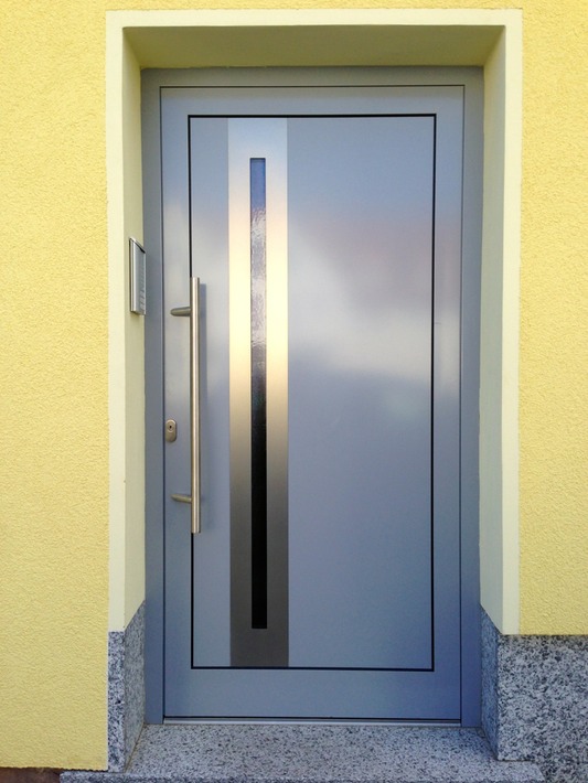 1-flüglige Eingangstür in Silbergrau RAL 7001 mit Edelstahl-Applikation