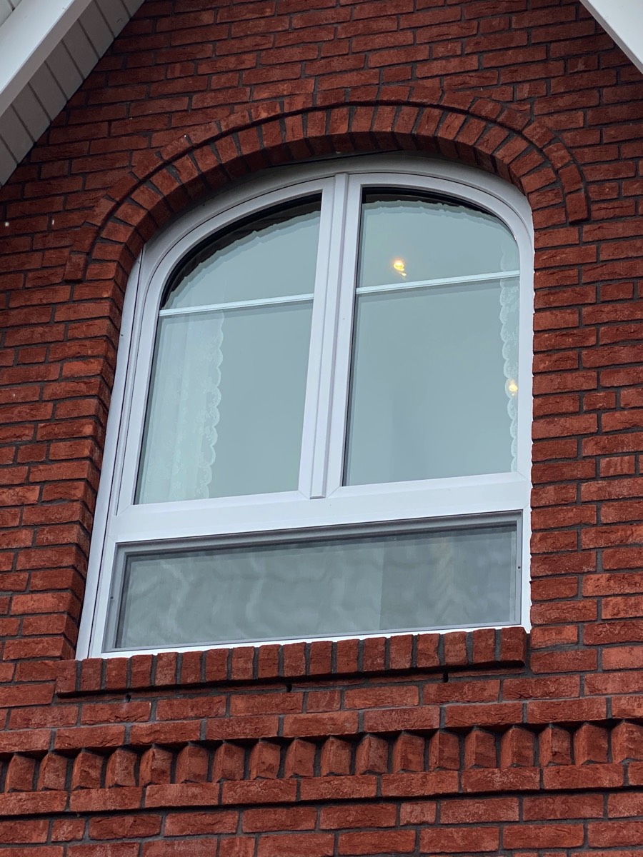 Fenster Sonderbau: Herstellung und Montage eines Korbbogenfensters aus Kunststoff